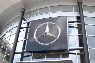 Columbus, Ohio / ABD 22 Temmuz 2020 Mercedes-Benz, Alman otomobil markası ve Daimler AG 'nin bir bölümüdür. Marka lüks araçlar, otobüsler, koçlar ve kamyonlarla tanınır..