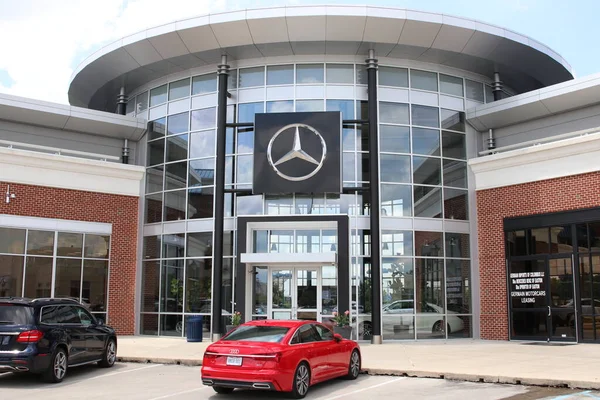 美国俄亥俄州哥伦布 2020年7月22日梅赛德斯 Mercedes Benz 是一家德国全球汽车市场 也是戴姆勒公司 Daimler 的分公司 该品牌以豪华车 公共汽车 — 图库照片