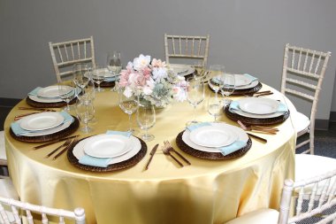 Columbus, Ohio 5 Ağustos 2020 Kalıcı İzlenimler. Tamamen giyinik bir ziyafet masası kiralama etkinliği..