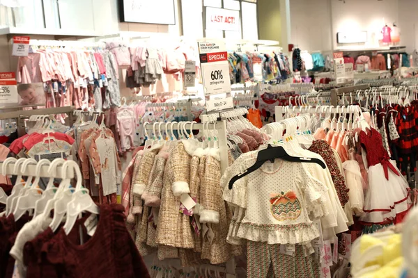 Columbus Ohio 5 Ekim 2020 Çocuk Giyim Macy 's' de sergileniyor.