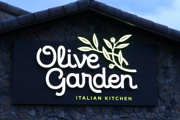 Columbus Ohio Usa June 2019 Olive Garden Italian Restaurant Night — Stock Photo, Image