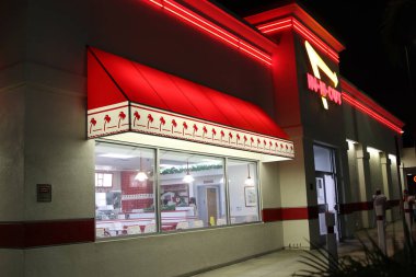 Torrance, CA-USA 28 Ağustos 2018: Torrance California 'daki ikonik In-N-Out burger restoranının büyük işareti ve açık büfesi. Ünlü zincirin ilk mağazası 1948 'de açıldı.. 