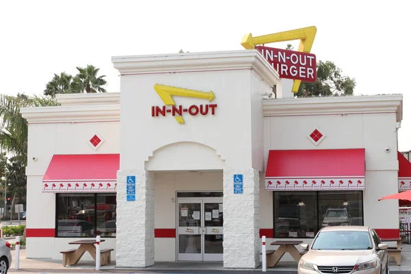 Lawndale CA Sept 15, 2020 In-N-Out Burger, Kaliforniya ve Güneybatı Amerika Birleşik Devletleri 'nde yer alan bir fast food restoran zinciri..