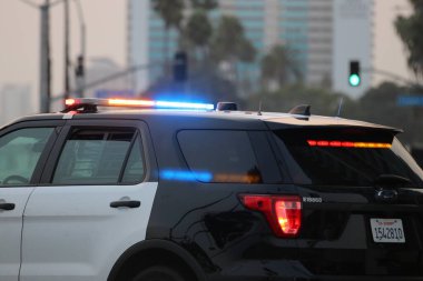 Long Beach CA 10 Eylül 2020 Kaza yerinde sirenli polis arabası.