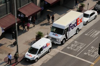 Los Angeles CA 12 Eylül 2020 Los Angeles şehir merkezindeki Mücevher Bölgesi 'ne park etmiş iki FedEx kamyonunun görüntüsü..