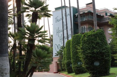 Beverly Hills, CA Eylül 14, 2020 Iconic Beverly Hills Oteli 'nin pandemik kriz ortamında Sağlık İşçileri' ne saygılarını sunan geçici pankartı var..