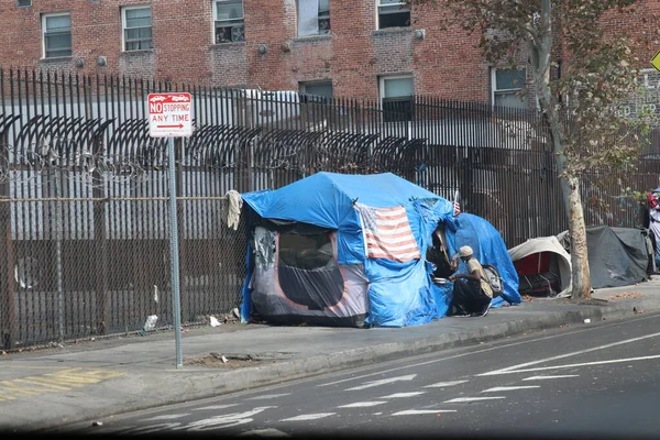 Los Angeles, CA 15 Eylül 2020 Skid Row Bölgesi. Sokaklar çadırlarla dolu. ABD 'deki evsizlerin durumunu gösteriyor..