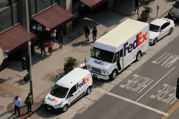2020年9月12日停放在洛杉矶市中心珠宝区的两辆联邦快递卡车的空中景观 — 图库照片