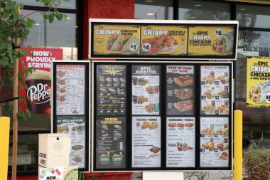 Hawthorne, CA 12 Eylül 2020 Del Taco Meksika Restoranı Drive-Thru Menüsü.
