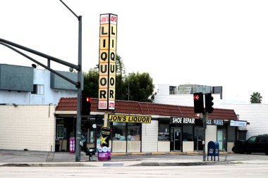 Manhattan Plajı CA Sezon 12, 2020 İçki Dükkanı.