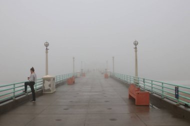 Manhattan Plajı, CA 12 Eylül 2020 Manhattan Sahili İskelesi 'ndeki siste üst üste lamba direği..