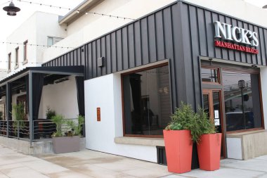 Manhattan Plajı, CA Eylül 12, 2020 Manhattan Plajı şehir merkezindeki Knicks Restoranı ve Bar Salonu.