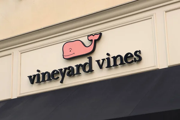 美国加州曼哈顿海滩2020年9月12日 Vineyard Vines Vineyard Vines 是一家美国服装零售商 创立于马萨诸塞州玛莎葡萄园 — 图库照片