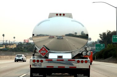 Long Beach CA Eylül 15, 2020 Otoyoldaki petrol tankerinin yansıması