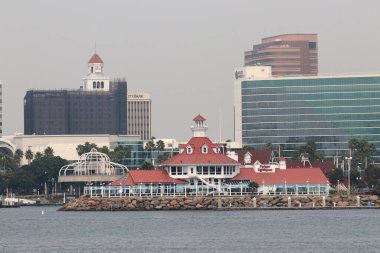 Shoreline Village, CA Sept 12, 2020 Long Beach 'teki Parkers Lighthouse boyunca Harbor' un arkasındaki ufuk çizgisi.