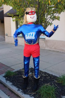 Columbus Ohio 13 Ekim 2020 İnşaat işçisi sigara içerken ağır ekipman kullanıyor.