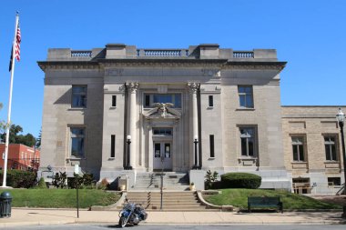 Columbus Ohio 13 Ekim 2020 İnşaat işçisi sigara içerken ağır ekipman kullanıyor.