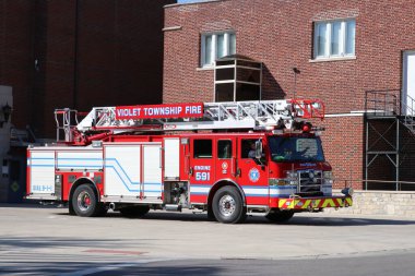 Columbus Ohio 13 Ekim 2020 İnşaat işçisi sigara içerken ağır ekipman kullanıyor.