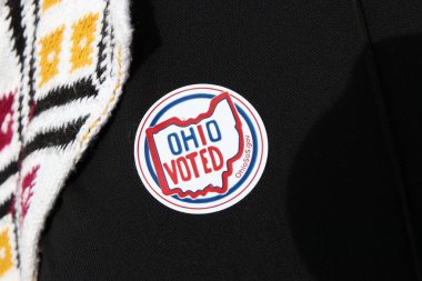 Lancaster Ohio 14 Ekim 2020Bir kadın gururla Ohio 'daki seçim kurulunun önünde çıkartmasını takar..