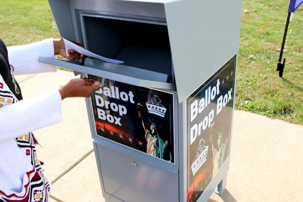 Lancaster Ohio 14 Ekim 202020 Seçim Kurulunun önünde oy sandığı.