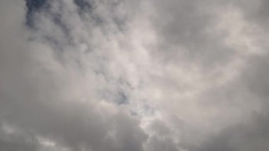 Gökyüzünde süzülen akşam bulutları.