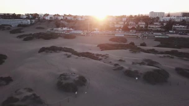 Vista aerea sul tramonto dietro le dune e gli hotel a Gran Canaria Spagna — Video Stock