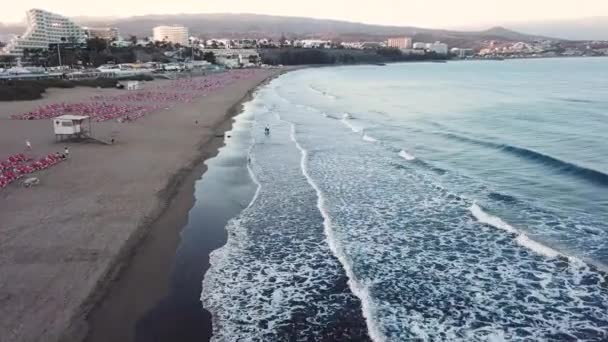 Flygfoto över kusten nära havet med vågor på Gran Canaria Spanien — Stockvideo