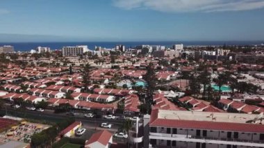 Gran Canaria İspanya 'daki bungalovlar, oteller ve okyanus manzarası