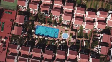 İspanya 'nın Gran Canaria bölgesindeki bungalov palmiyelerinin yakınındaki havuz manzarası