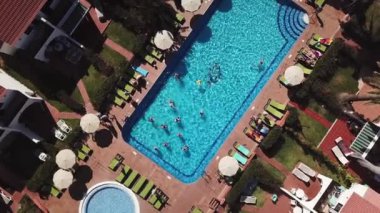 İspanya 'nın Gran Canaria bölgesindeki bungalov palmiyelerinin yakınındaki havuz manzarası