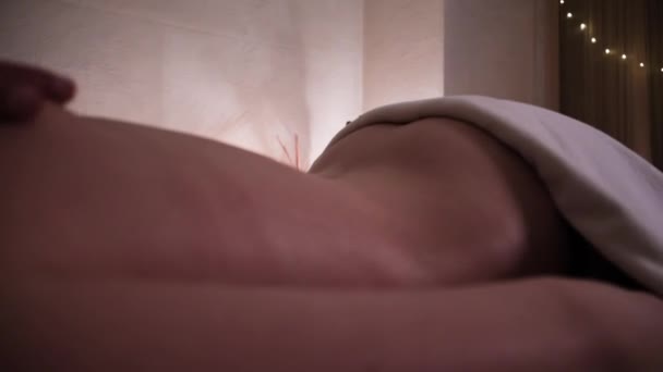 O massagista massageia as meninas de volta com as mãos sob luz romântica — Vídeo de Stock