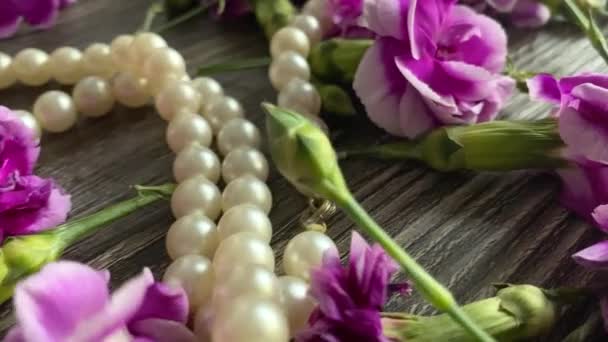 Table Purple Pink Flower Buds Mixed Pearl — Stock Video