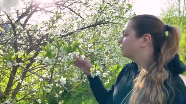Квітуча Весняна Ялинка Молода Дівчина Нюхає Квіти Гілці — стокове відео