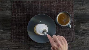 Masada kahve ve krema var. Bir parça tatlıyı bir çay kaşığıyla kır.
