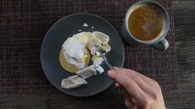 Kahve ve kremalı tatlı, parçalara ayrılmış, bir çay kaşığıyla hareket ediyor. en üstteki görünüm