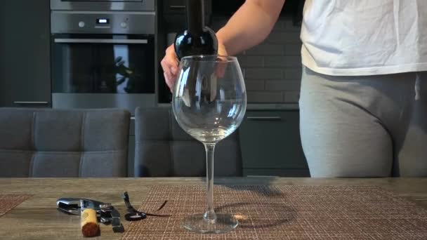 Молода Дівчина Червоне Вино Пляшки Порожню Склянку Столі Кухні Домашньому — стокове відео