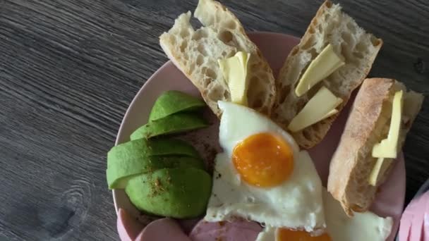Frukost För Två Stekta Ägg Bröd Korv Och Avokado — Stockvideo