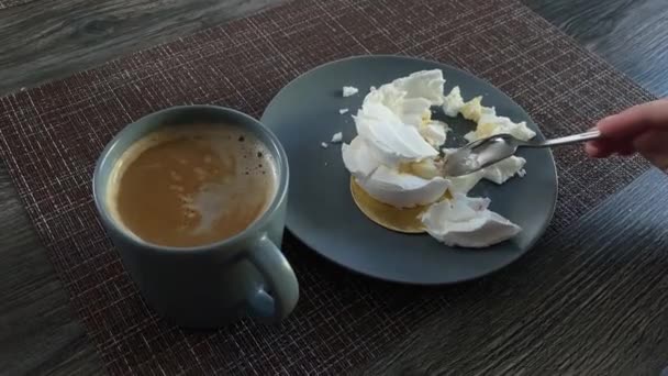 Café Dessert Meringue Cassés Morceaux Déplacent Avec Une Cuillère Café — Video