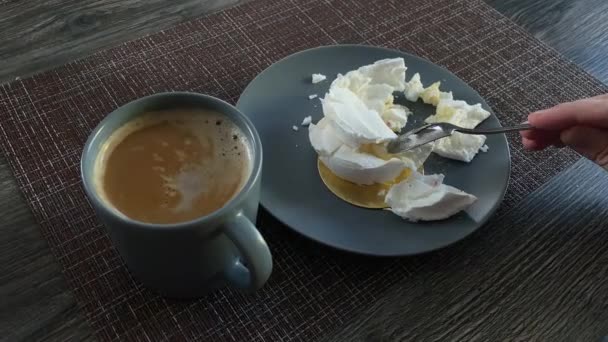Kopi Dan Meringue Dessert Pecah Berkeping Keping Bergerak Dengan Sendok — Stok Video