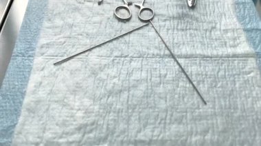 Cerrahi operasyonlar için çelik aletler tıbbi peçetenin üzerinde bulunur.