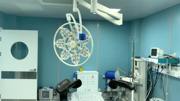 Salę Operacyjną Klinice Wyposażonej Dużą Okrągłą Lampę Fotel Operacyjny Inne — Wideo stockowe