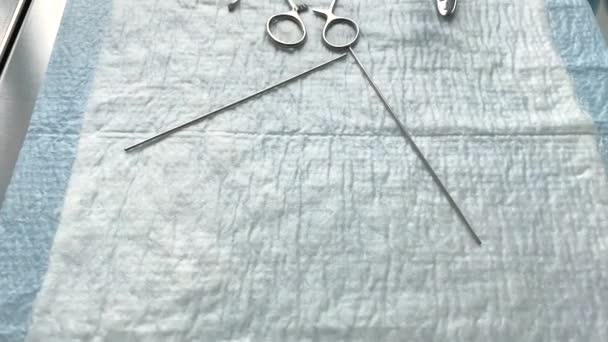 手術用の鋼製器具は医療用ナプキンの上にあり — ストック動画