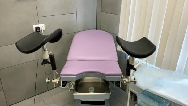 Ροζ Γυναικολογική Καρέκλα Στην Κλινική — Αρχείο Βίντεο