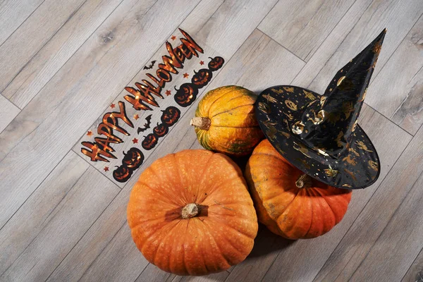 Cadılar bayramı arkaplanı balkabağı ve şapkayla    