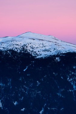 Pireneler 'de karlı dağlarla gün batımı