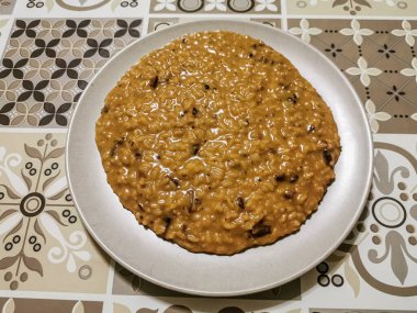 Ev yapımı mantar ve peynirli risotto.