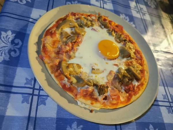 Pizza Tojással Szalonnával Gombával — Stock Fotó