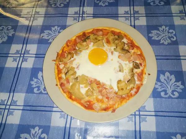 Yumurtalı Pastırmalı Mantarlı Pizza — Stok fotoğraf