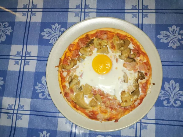 Pizza Vejcem Slaninou Houbami — Stock fotografie