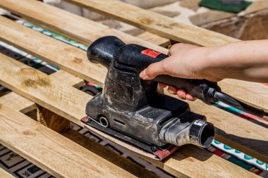 Dolguları bir paletin tahtalarına zımparalamak ve uygulamak